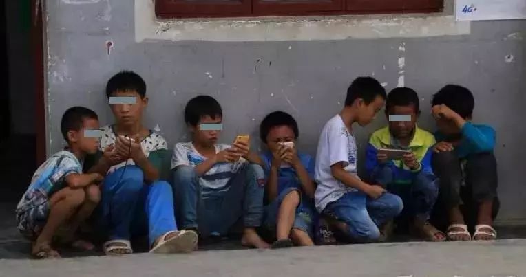 少年玩手机的新闻关于青少年玩手机的新闻-第1张图片-亚星国际官网