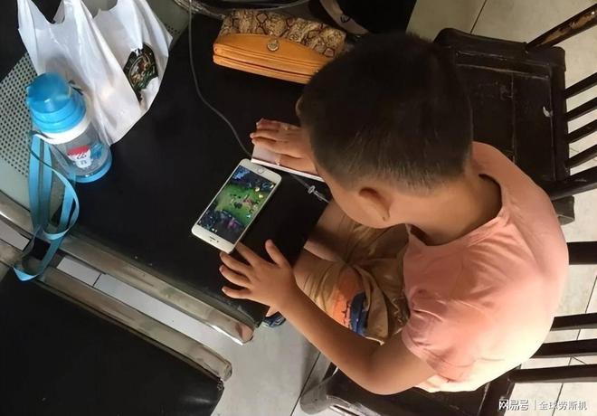 少年玩手机的新闻关于青少年玩手机的新闻-第2张图片-亚星国际官网
